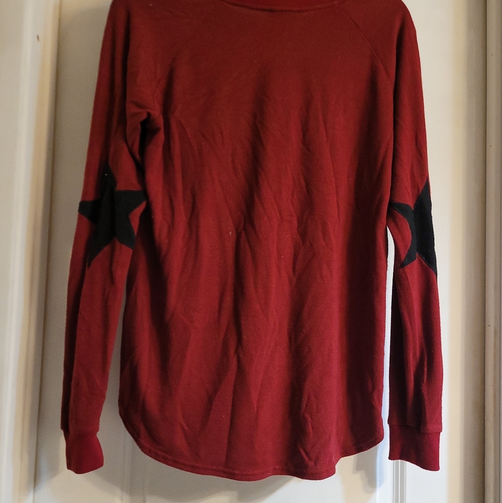 Red star patch sweater women's Medium